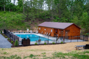 Top O the Mornin' Breathtaking mountain views, seasonal resort pool, hot tub, game room, Wi-Fi
